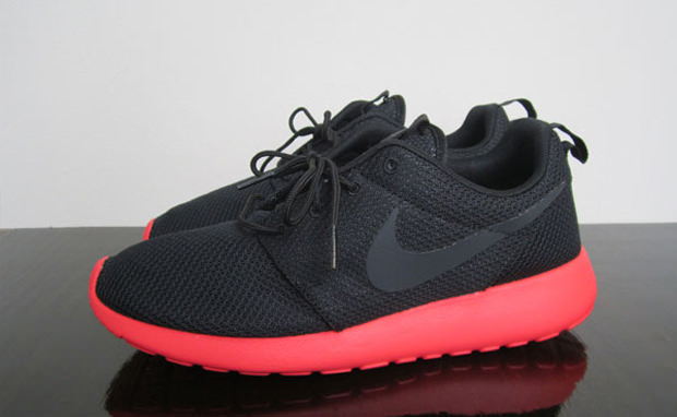 Nike Roshe Run Black/Siren Red