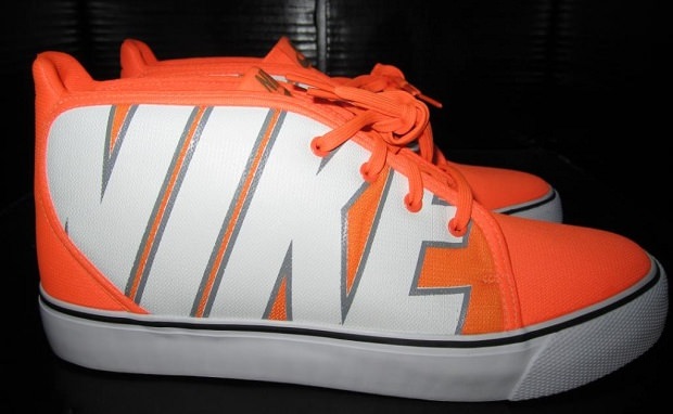 Nike Toki "Logo" 2013 Sample