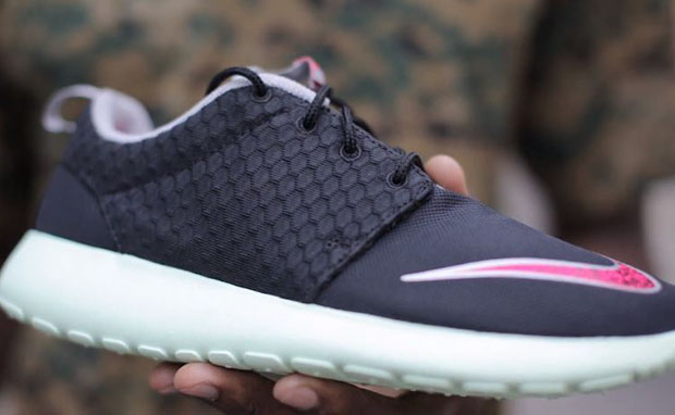 Nike Roshe Run FB Black/Flash Pink