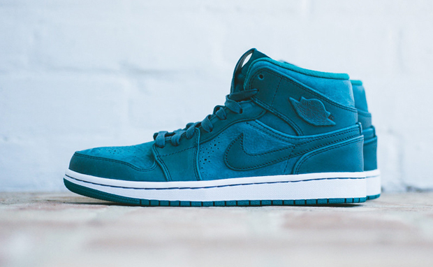 Air Jordan 1 Mid Nouveau Nightshade