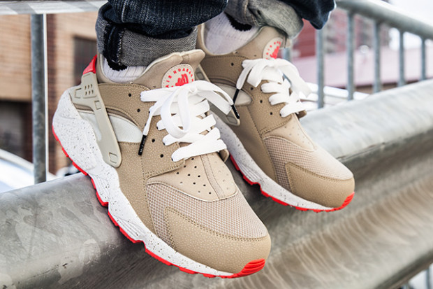 Nike Air Huarache Light Beige Laser Crimson