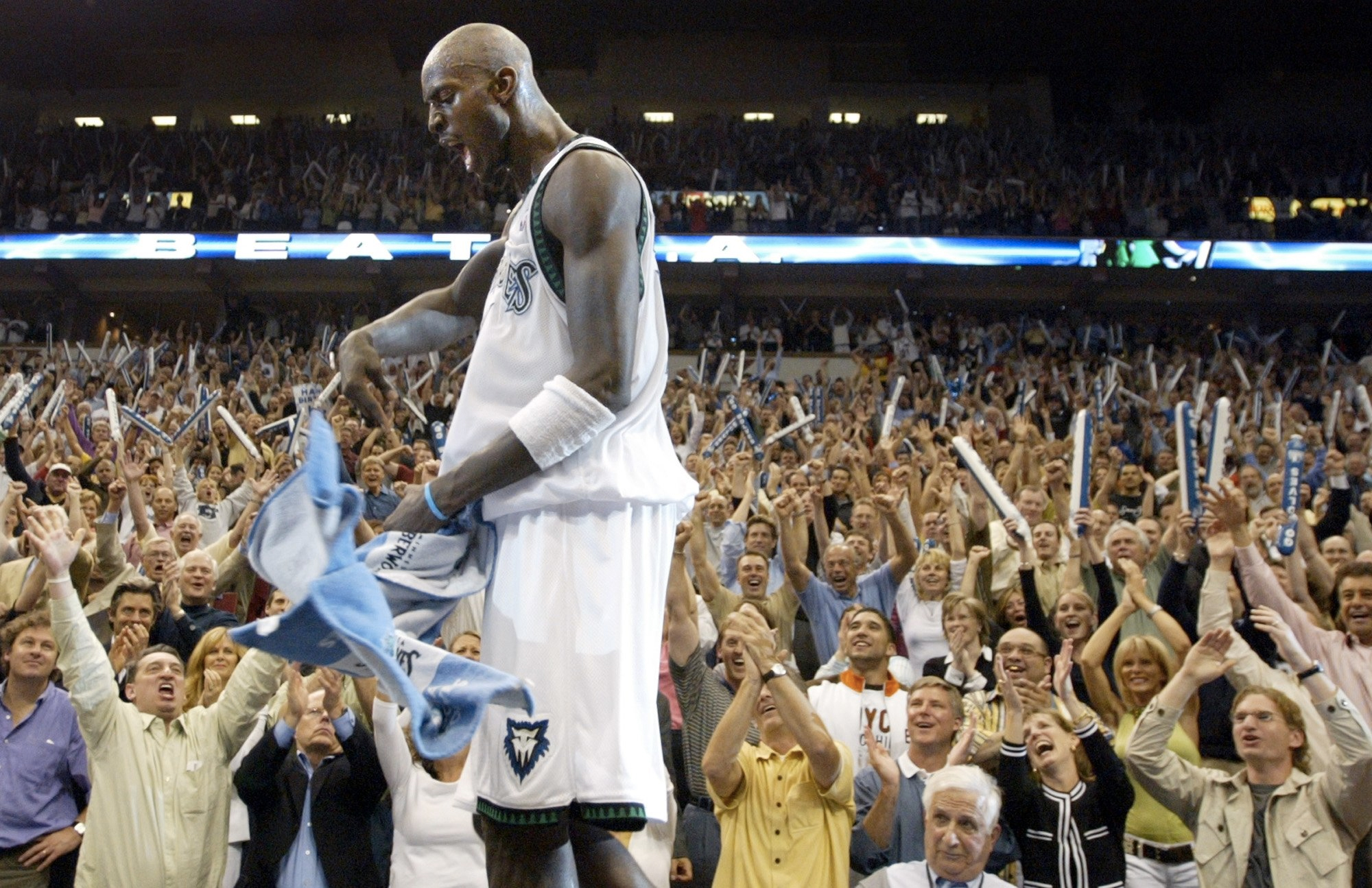 kg-twolves-crowd-hype