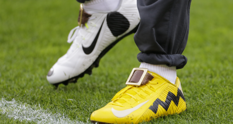 Odell Beckham Jr. Peanuts Custom Cleats with Charlie Brown and Snoopy