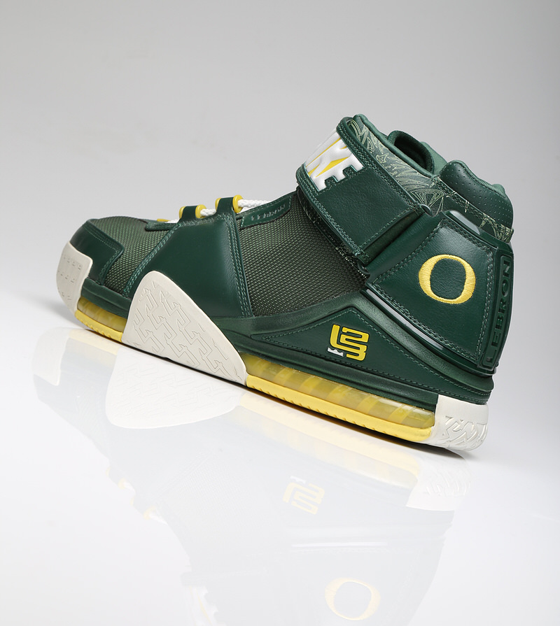 Oregon Ducks LeBron 2 PE 20