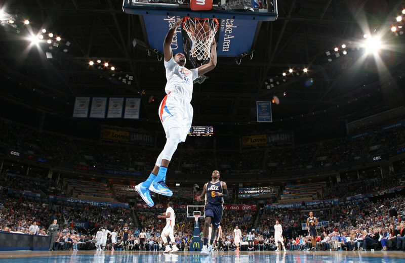 Kevin Durant dunking in the Nike KD 8 Elite