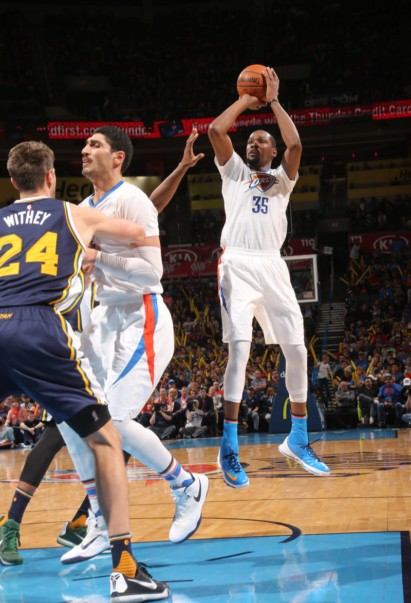 Kevin Durant shooting in the Nike KD 8 Elite