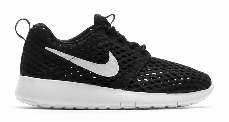 Nike Roshe One Flight Weight GS Black/White // Available Now