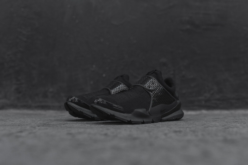 Nike Sock Dart "Triple Black"