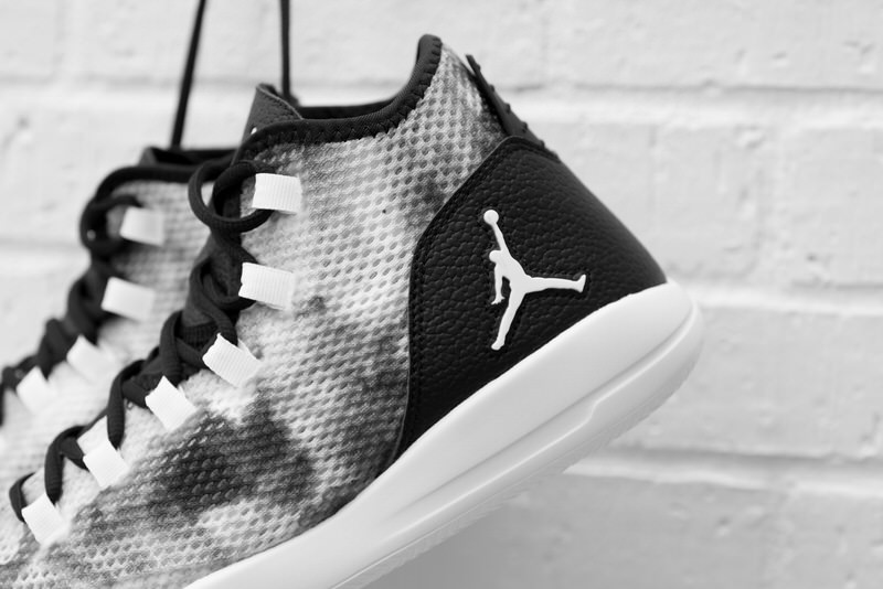 Jordan Reveal Black/White