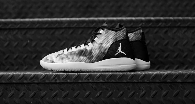 Jordan Reveal Black/White