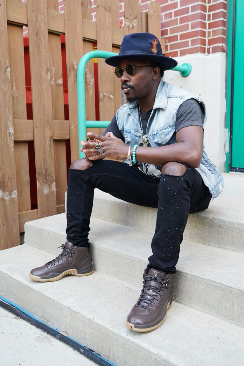 Anthony Hamilton in his "Chocolate" Air Jordan 12 PE