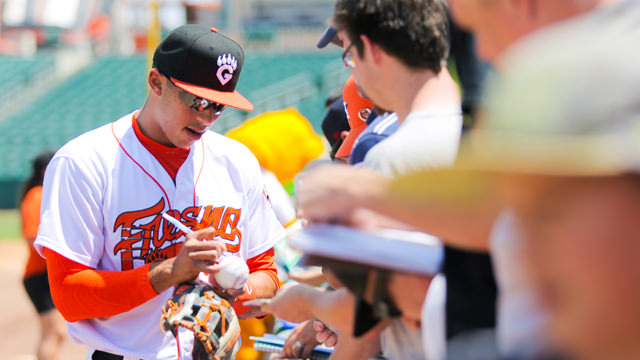 carlos-correa-fresno-grizzlies-fans