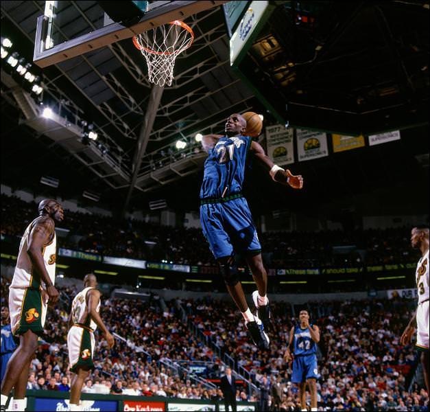 Kevin Garnett in Nike Vis Zoom Uptempo 