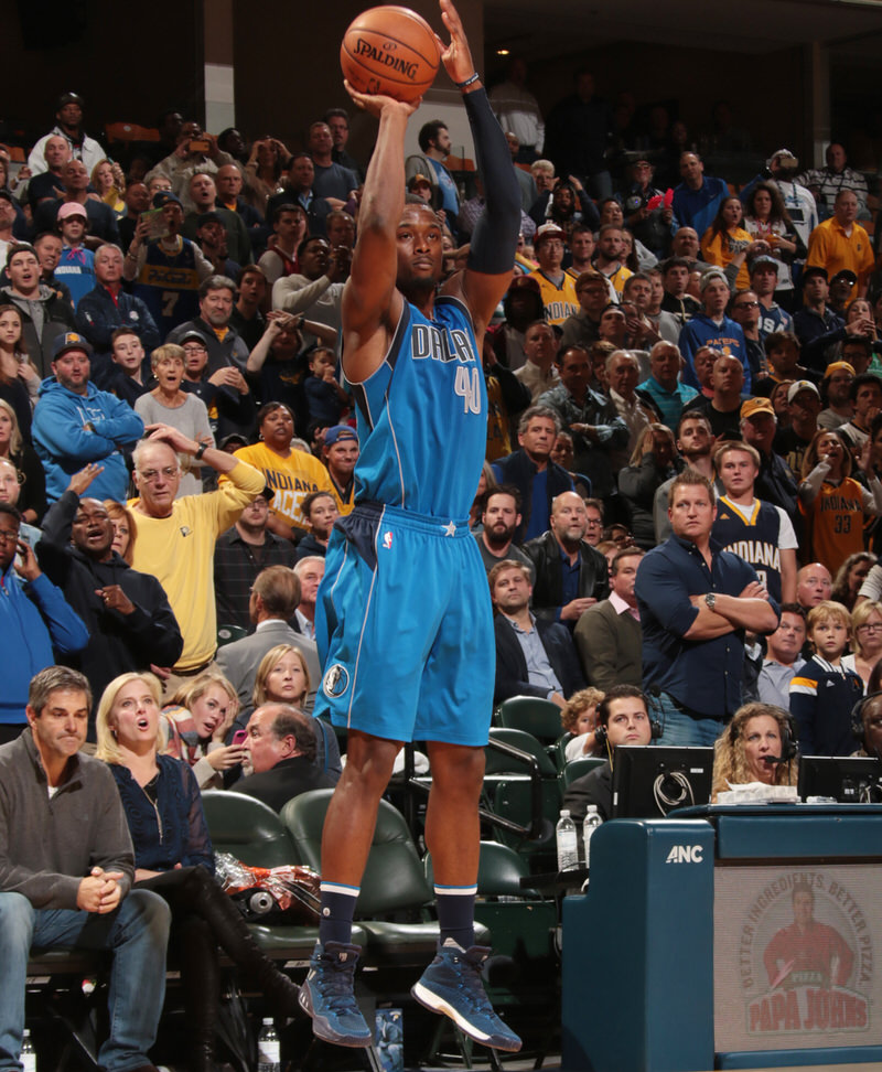 INDIANAPOLIS, IN - OCTOBER 26: Harrison Barnes #40 of the Dallas Mavericks shoots the ballagainst the Indiana Pacers on October 26, 2016 at Bankers Life Fieldhouse in Indianapolis, Indiana. NOTE TO USER: User expressly acknowledges and agrees that, by downloading and or using this Photograph, user is consenting to the terms and conditions of the Getty Images License Agreement. Mandatory Copyright Notice: Copyright 2016 NBAE (Photo by Ron Hoskins/NBAE via Getty Images)