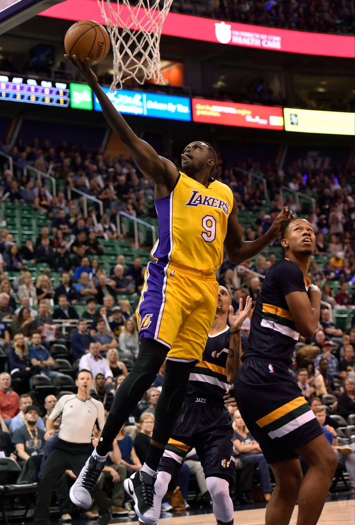 Luol Deng lays it up in the Nike Hyperdunk 2016 Elite