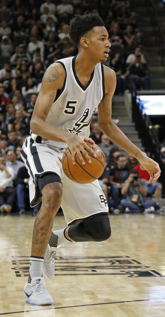 Dejounte Murray surveys the court in the Nike Kobe 11