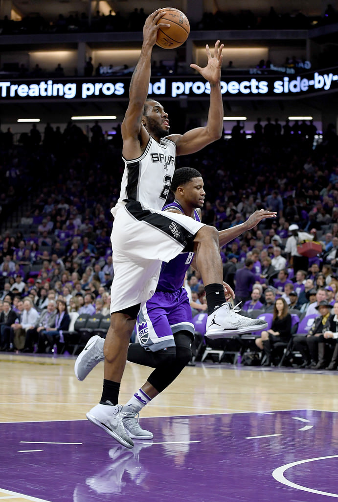 Another look at Kawhi Leonard in his Air Jordan XXX1 PE