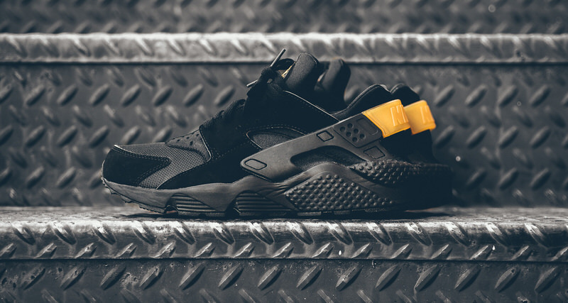 Nike Air Huarache Black/Metallic Gold