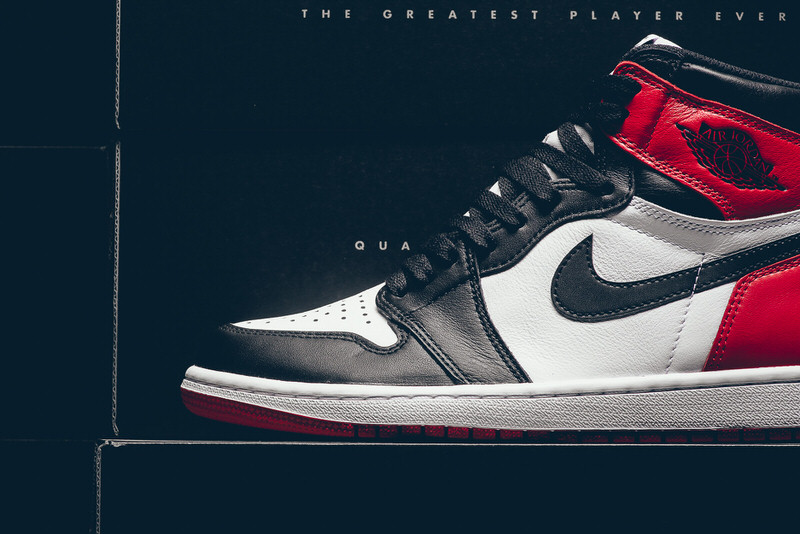 Air Jordan 1 Black Toe 