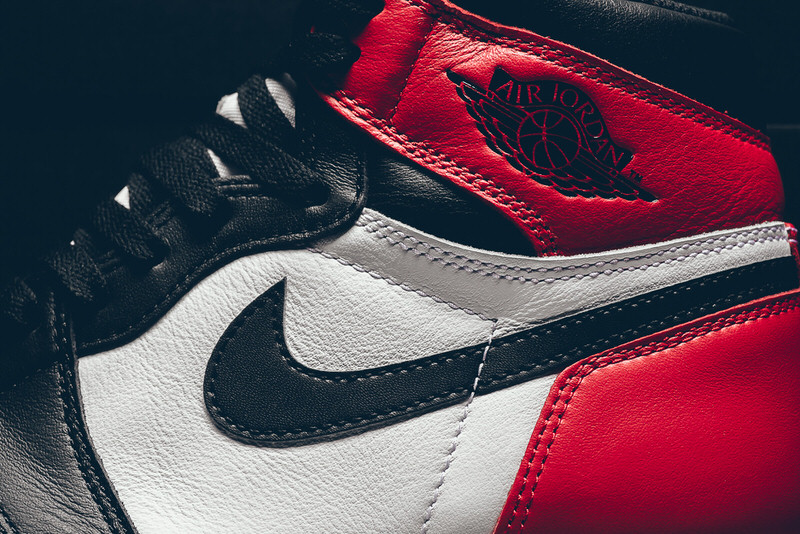 Air Jordan 1 Black Toe 