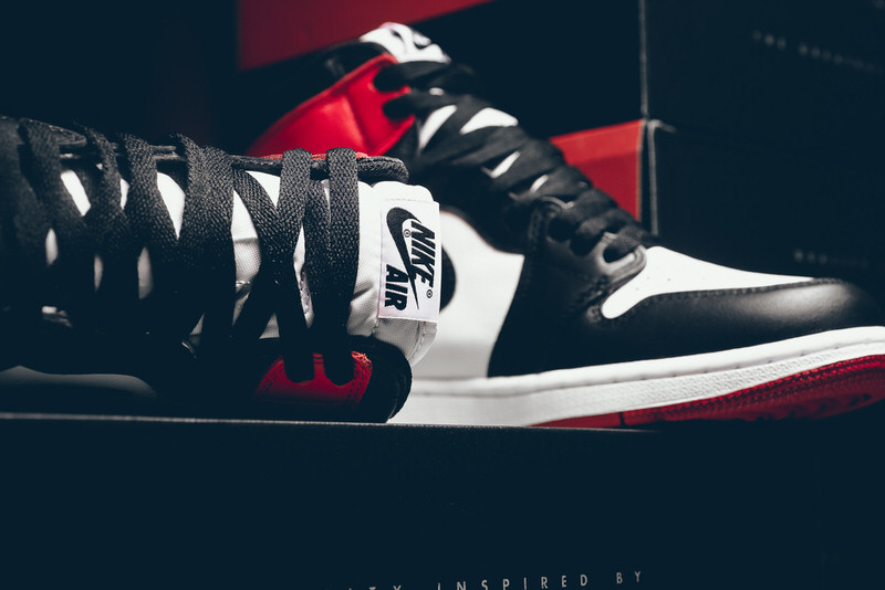 Air Jordan 1 Black Toe 