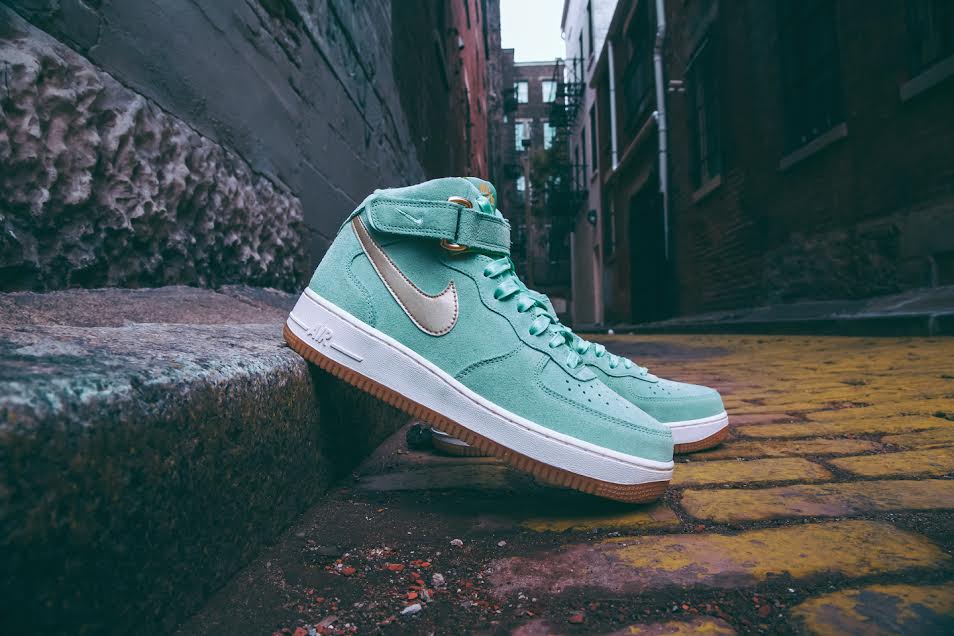 Nike WMNS Air Force 1 Mid "Enamel Green"