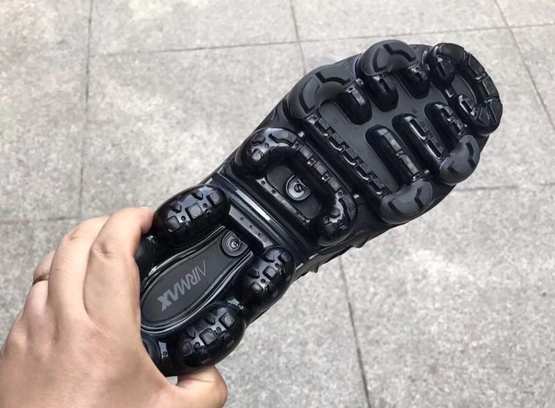 Nike Air VaporMax Plus "Triple Black"