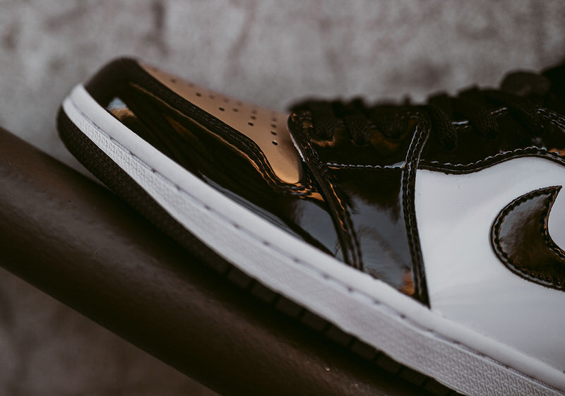 Air Jordan 1 "Gold Toe"