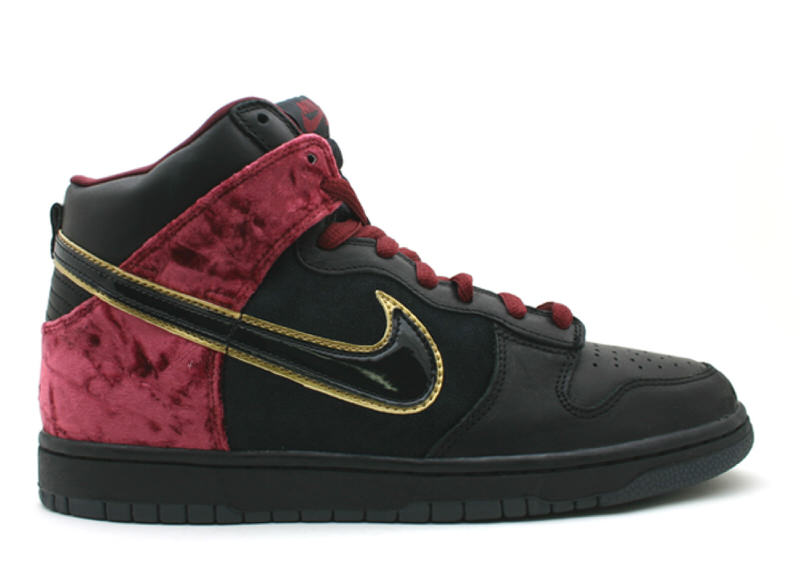 Nike SB Dunk High "Bloody Sunday"