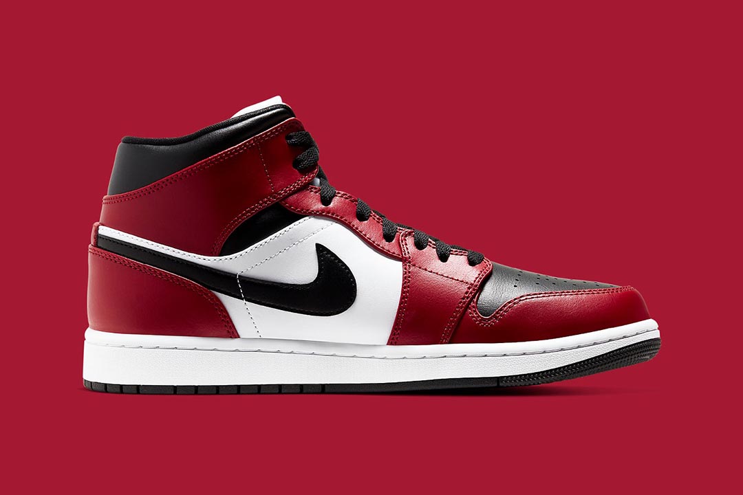 air-jordan-1-mid-chicago-black-toe-554724-069-release-date-info-3-2