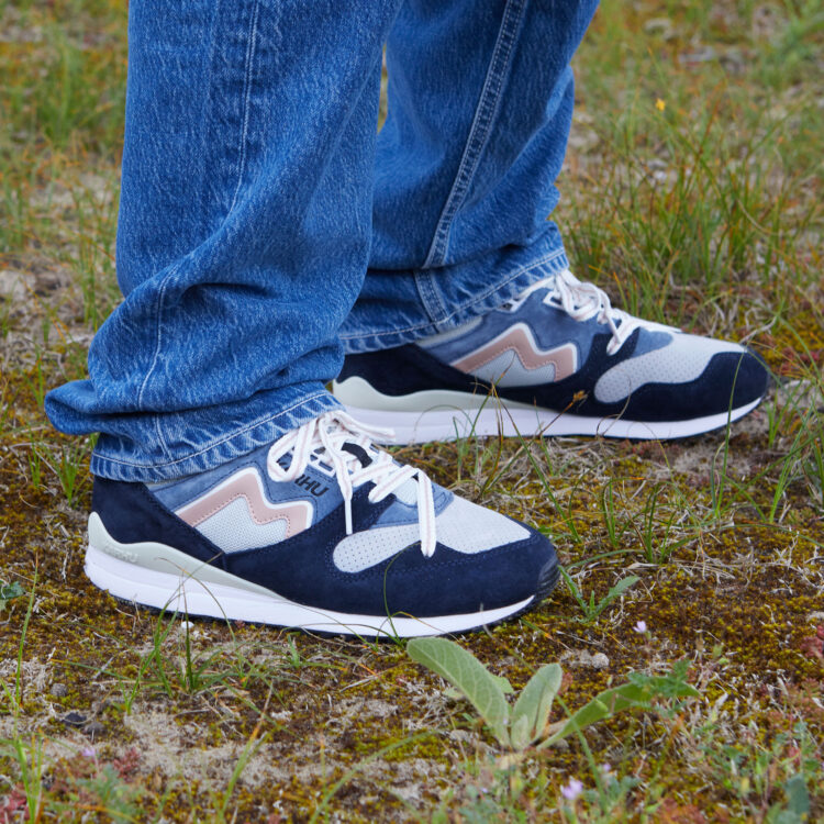 Karhu Synchron Classic “India Ink/Cameo Rose” F802663