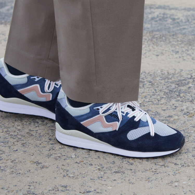 Karhu Synchron Classic “India Ink/Cameo Rose” F802663