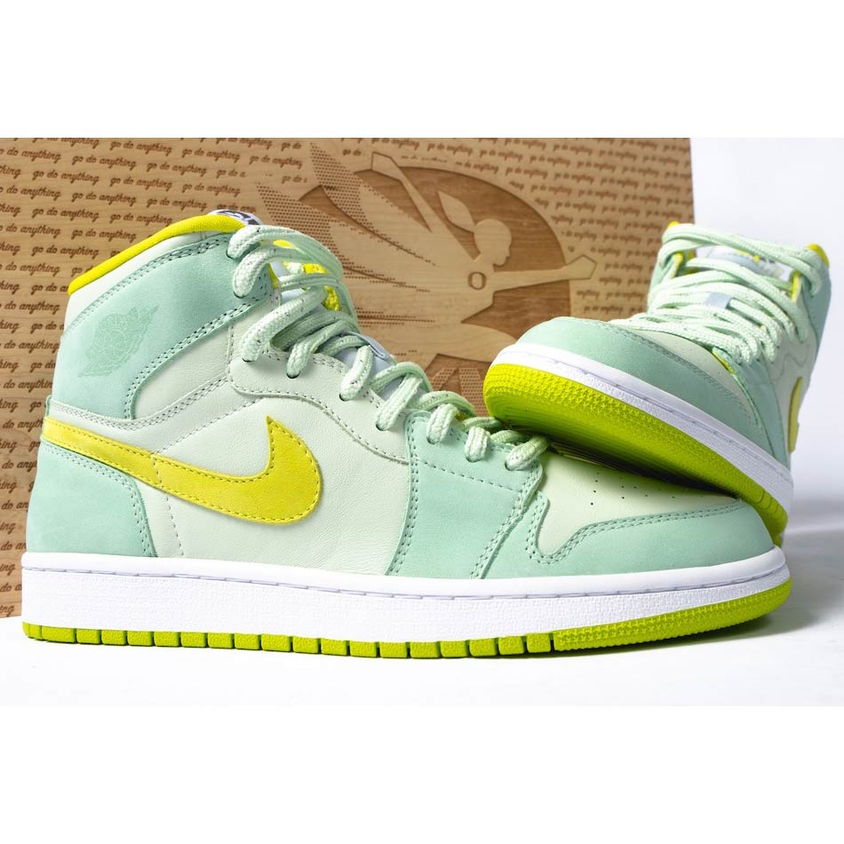 Air Jordan 1 Mid “Women In Flight Title IX”