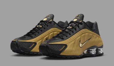 Nike Shox R4 "Black/Metallic Gold" AR3565-005